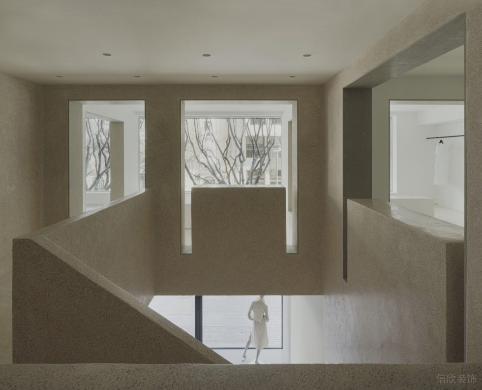 深圳市龍崗區(qū)平湖西班牙pau旗艦店裝修設(shè)計(jì)淺黃瓷磚樓梯