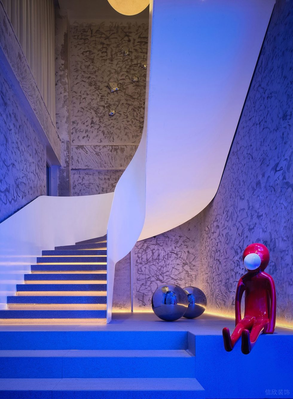 深圳市南山區(qū)后?，F(xiàn)代風(fēng)sugar.t 買手店裝修設(shè)計(jì)白色旋轉(zhuǎn)式樓梯