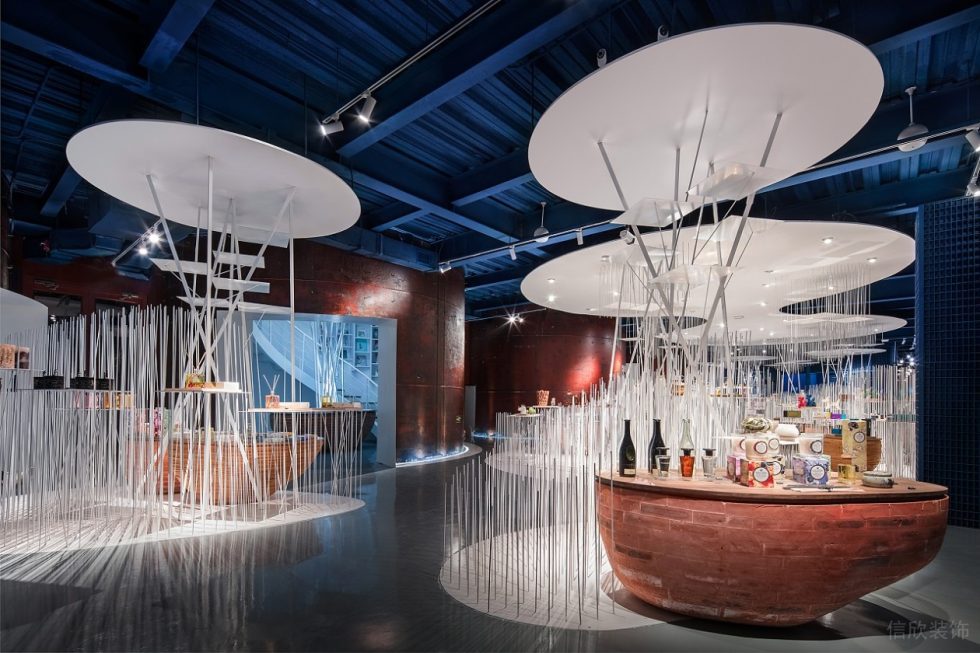 深圳市南山中心城現(xiàn)代風(fēng)“老廠房”751時(shí)尚買手店裝修設(shè)計(jì)紅色磚石展臺(tái)