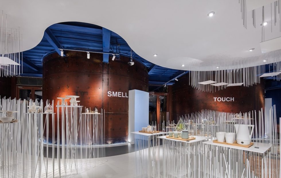 深圳市南山中心城現(xiàn)代風(fēng)“老廠房”751時(shí)尚買手店裝修設(shè)計(jì)透明有機(jī)玻璃裝飾