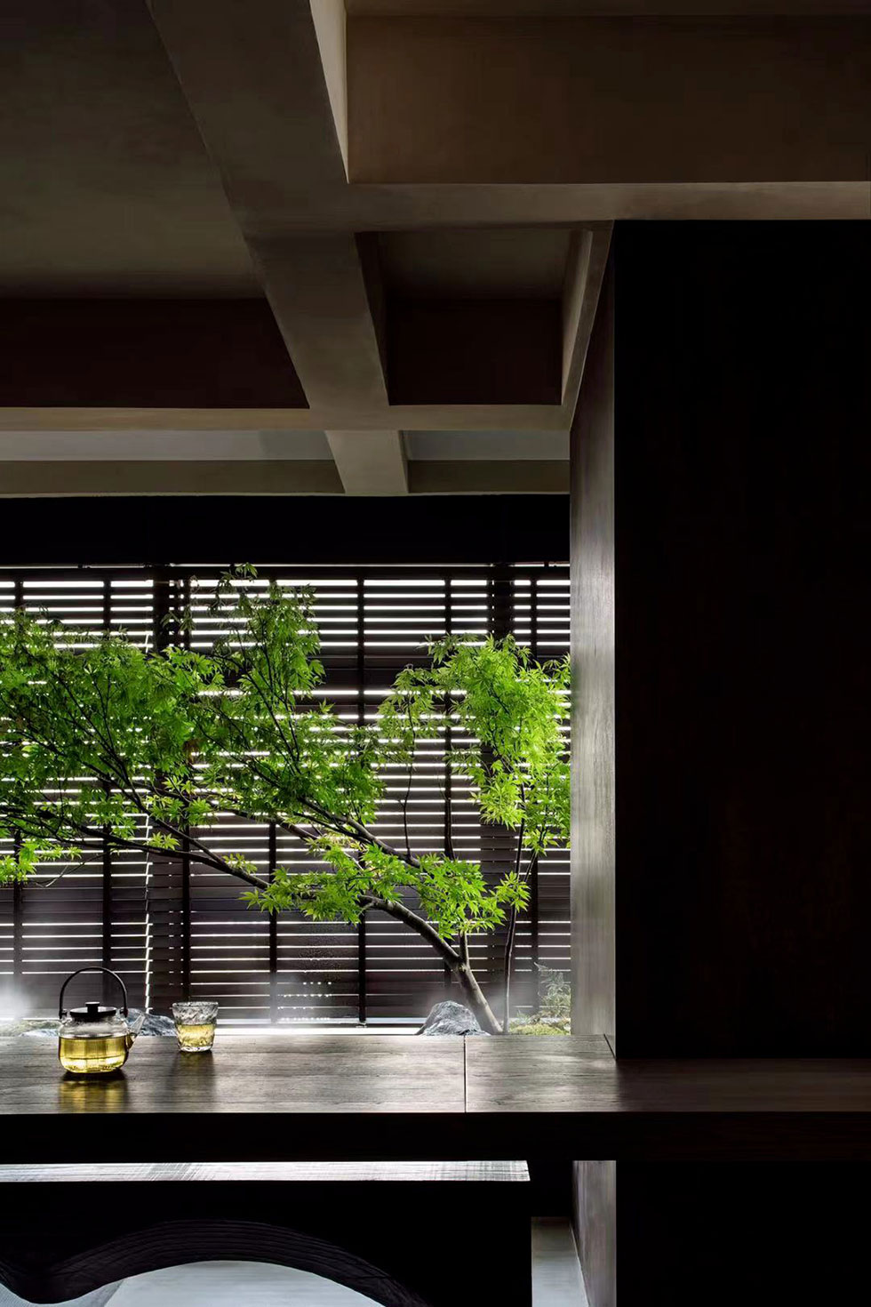 古樸的原木長(zhǎng)條形的接待洽談桌