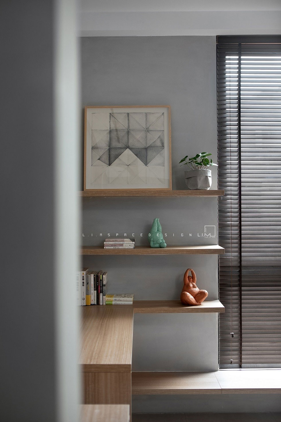 辦公室裝修墻面的小飾物實(shí)木層板