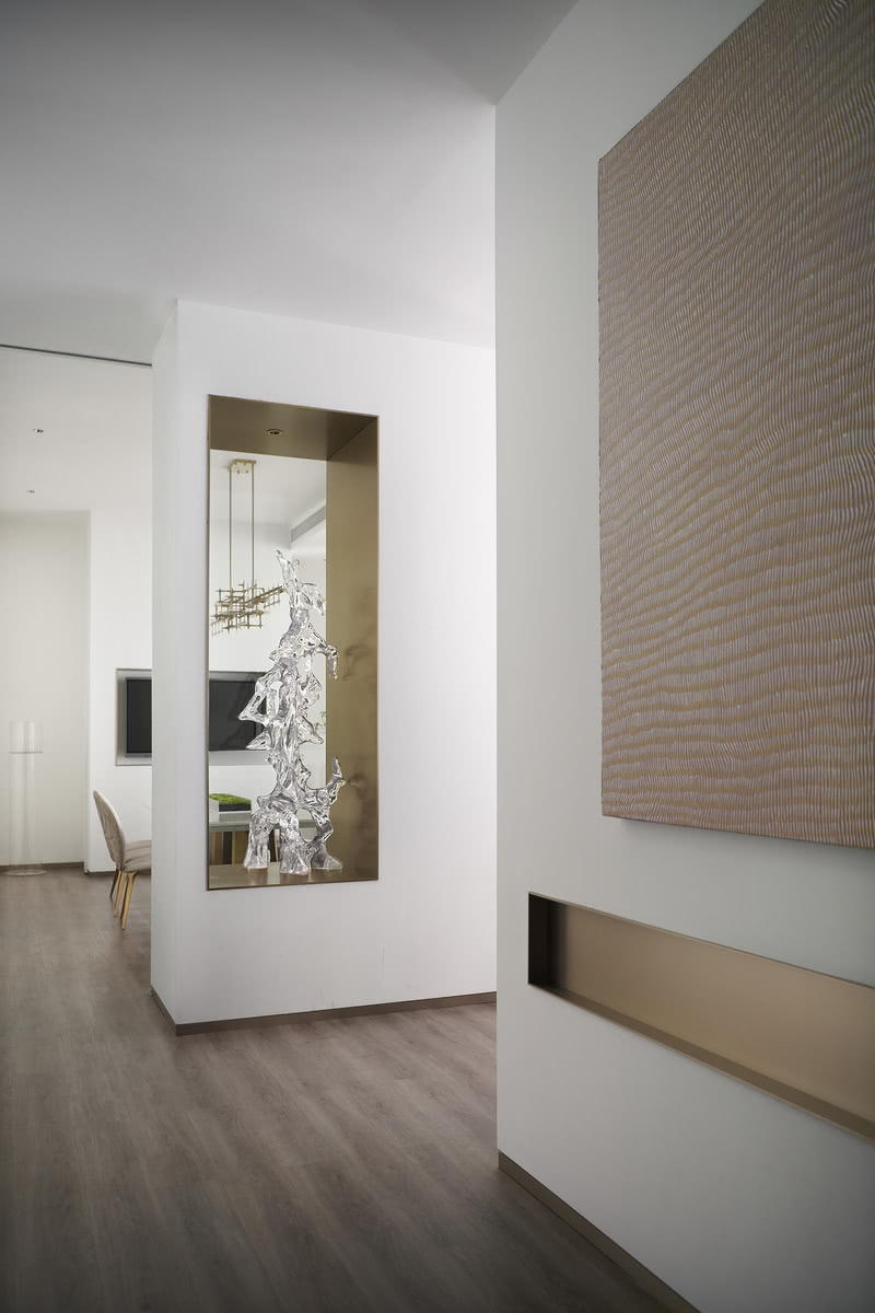 羅湖區(qū)國貿大廈辦公室隔斷墻水晶雕塑飾品