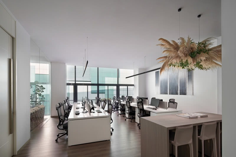 羅湖區(qū)國貿大廈辦公室公共辦公區(qū)白色平面石膏板天花吊頂