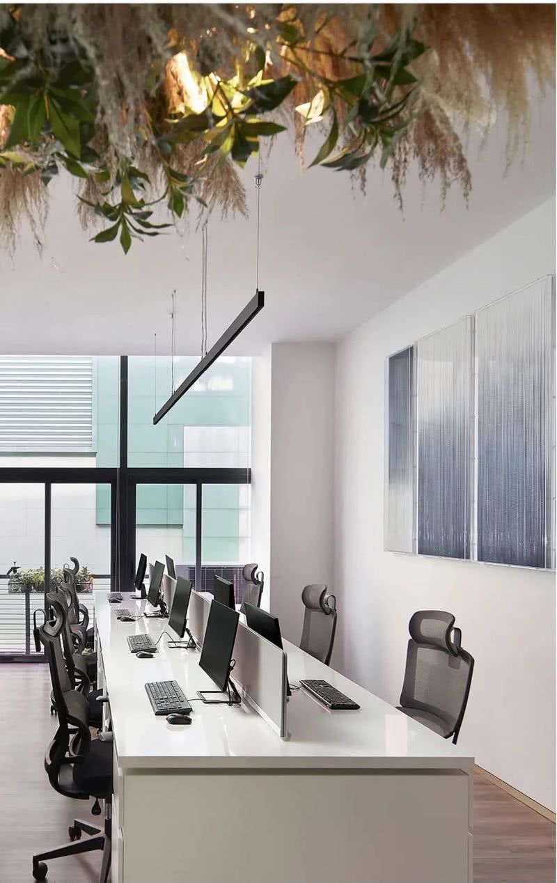 公共辦公區(qū)白色辦公桌黑色網布辦公椅