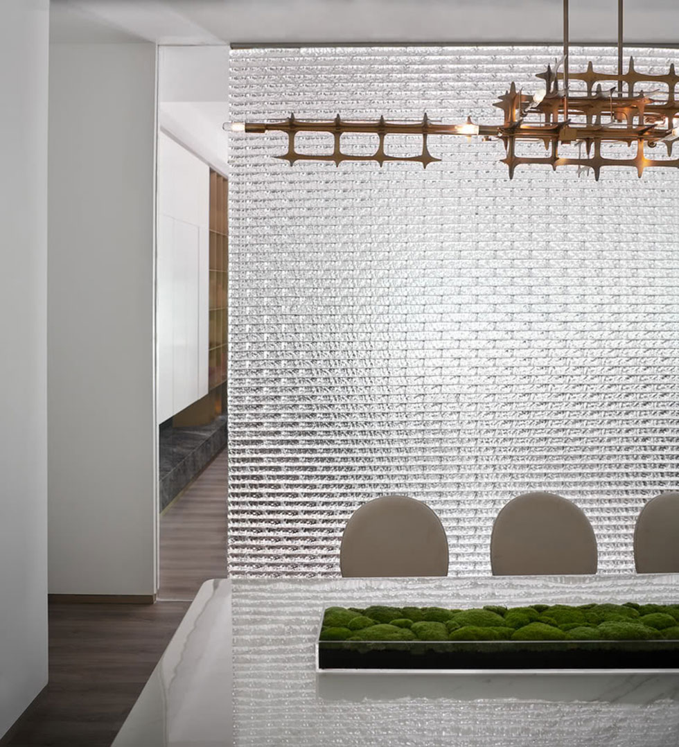 羅湖區(qū)國貿大廈辦公室洽談區(qū)玻璃磚隔斷墻