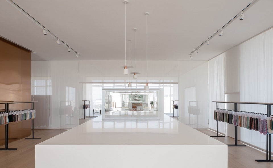 深圳南山東方科技大廈600平方米極簡(jiǎn)現(xiàn)代風(fēng)辦公室裝修案例展廳白色鋼琴烤漆陳列中島臺(tái)