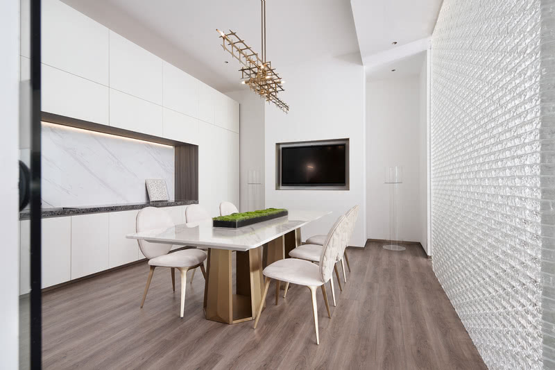 羅湖區(qū)國貿大廈辦公室洽談區(qū)白色展示柜