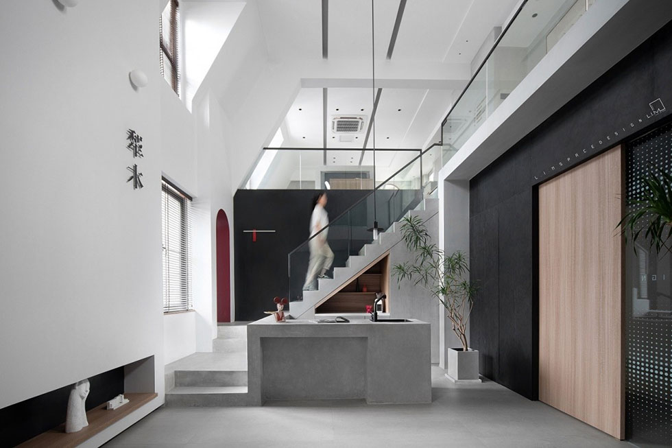 灰色的辦公空間水吧臺(tái)旁邊樓梯