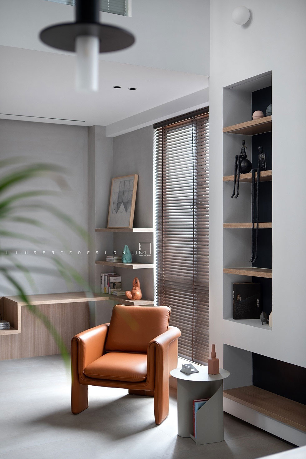 辦公室裝修休息區(qū)一角黃色皮質(zhì)沙發(fā)