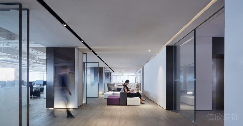 辦公室過道休息區(qū)布藝沙發(fā)裝修圖