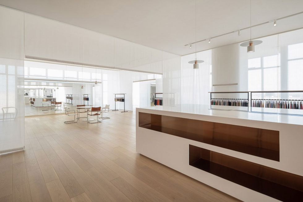 深圳南山東方科技大廈600平方米極簡(jiǎn)現(xiàn)代風(fēng)辦公室裝修案例展廳洽談區(qū)