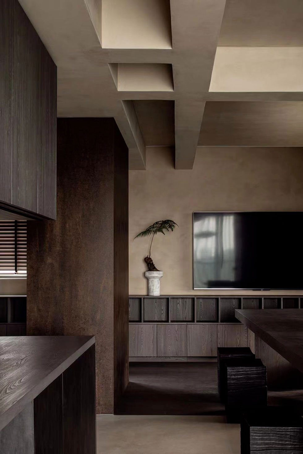 辦公區(qū)深色的原木辦公桌椅，原木書柜