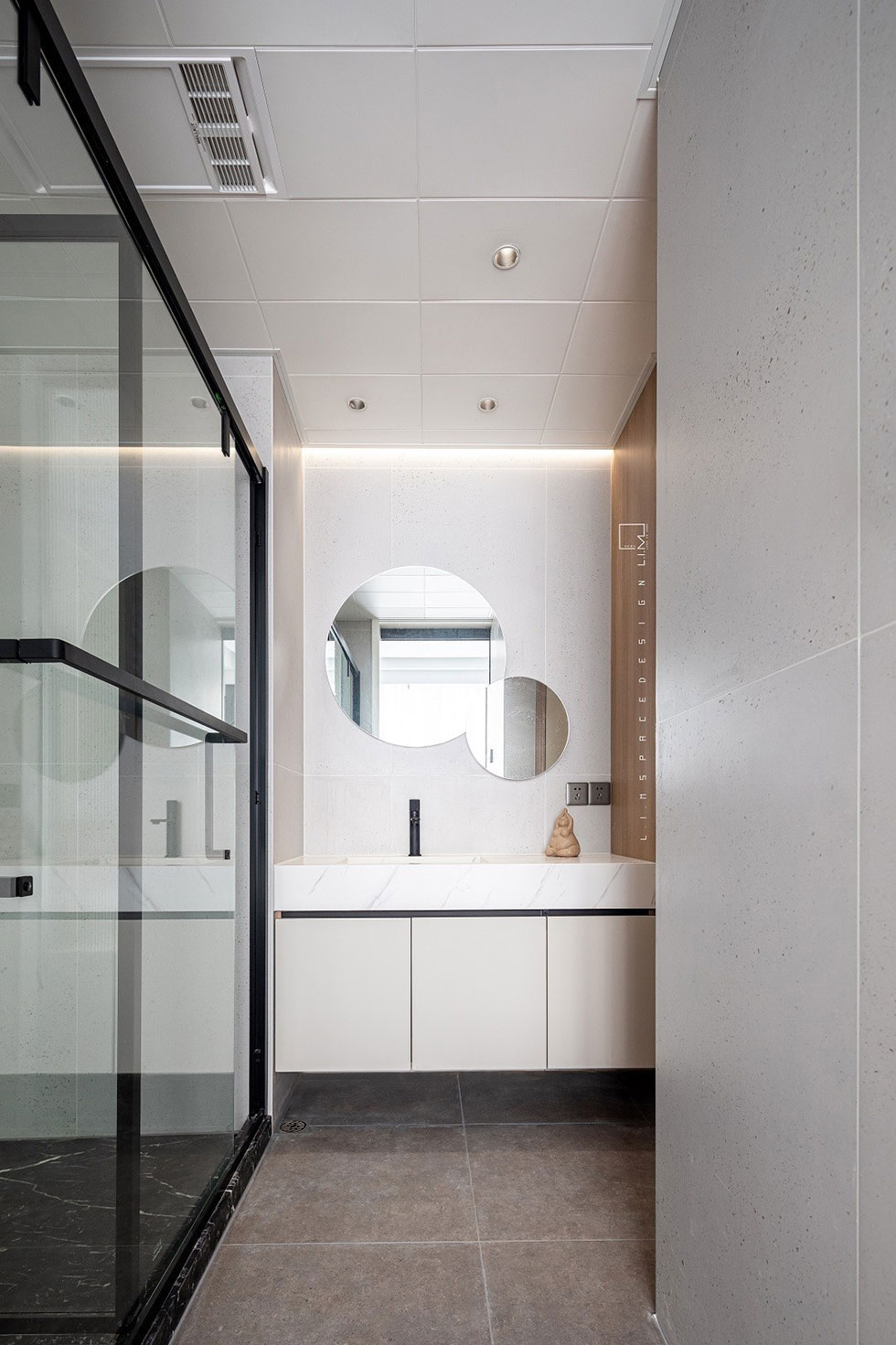 辦公室衛(wèi)生間白色大理石洗手臺(tái)大小圓鏡