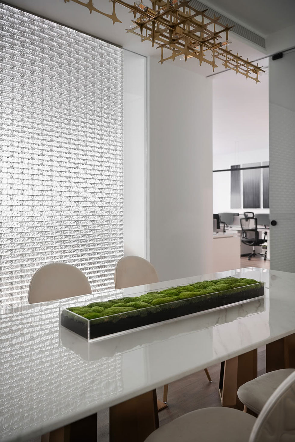 羅湖區(qū)國貿大廈辦公室洽談桌綠色植物飾品