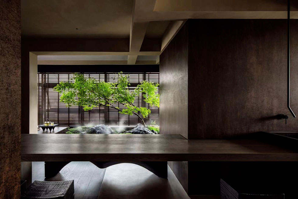 長(zhǎng)條形的原木的洽談桌