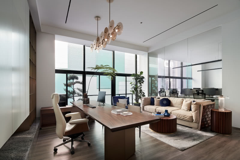 總經理辦公室實木辦公桌米色布藝沙發(fā)