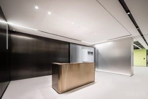 辦公室裝修金色不銹鋼前臺(tái)黑色不銹鋼形象墻