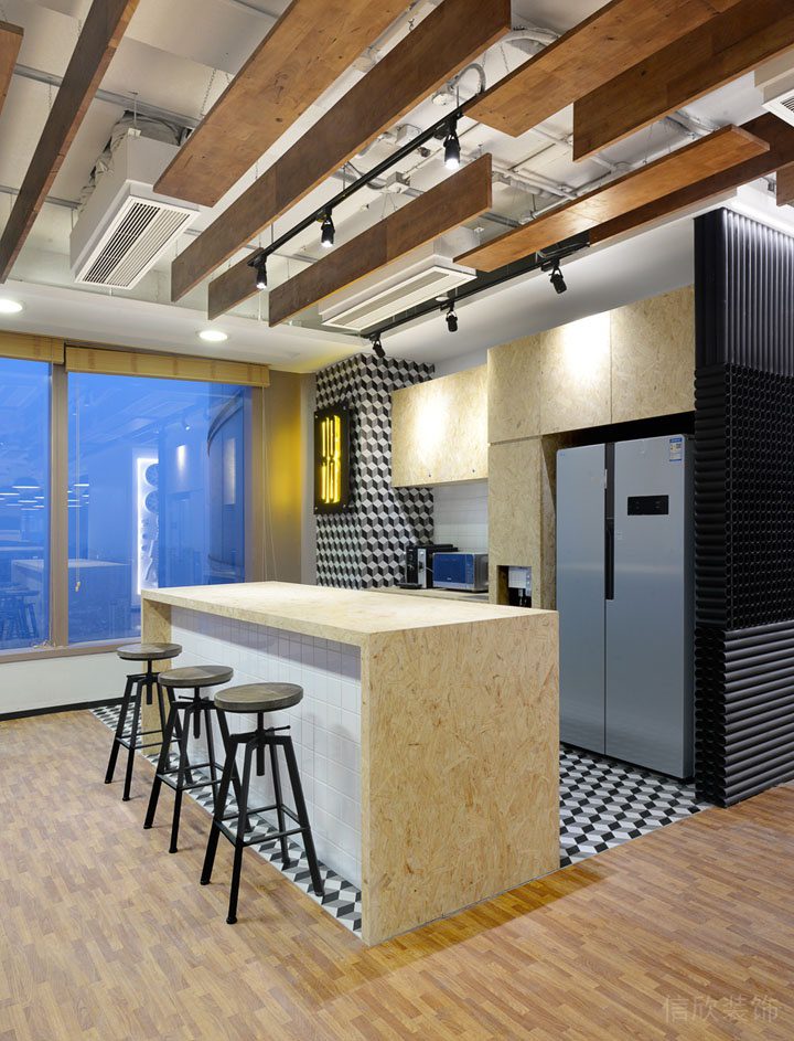 深圳寶安稻興環(huán)球科創(chuàng)中心900平方米現(xiàn)代工業(yè)風(fēng)辦公室裝修案例茶水間吧臺(tái)休閑區(qū)