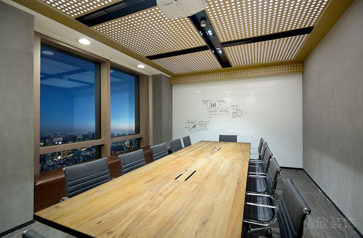 深圳寶安稻興環(huán)球科創(chuàng)中心900平方米現(xiàn)代工業(yè)風(fēng)辦公室裝修案例會(huì)議室