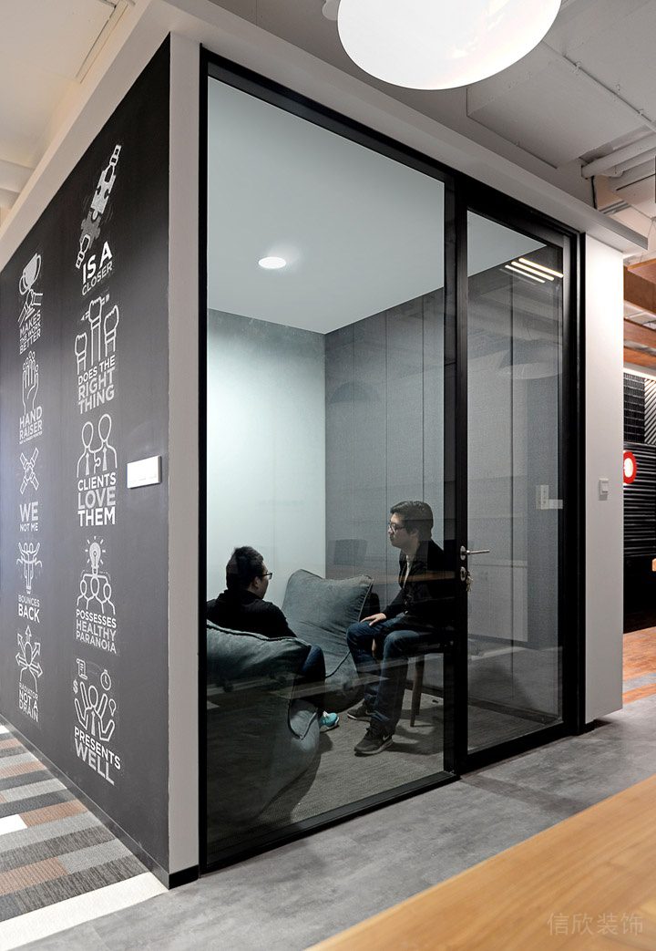 深圳寶安稻興環(huán)球科創(chuàng)中心900平方米現(xiàn)代工業(yè)風(fēng)辦公室裝修案例洽談室