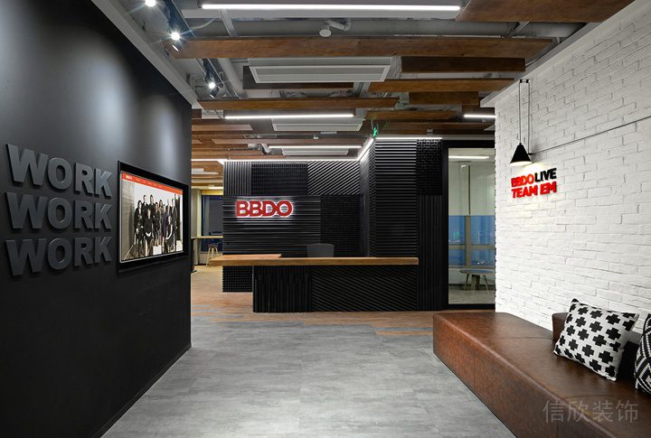 深圳寶安稻興環(huán)球科創(chuàng)中心900平方米現(xiàn)代工業(yè)風(fēng)辦公室裝修案例前廳