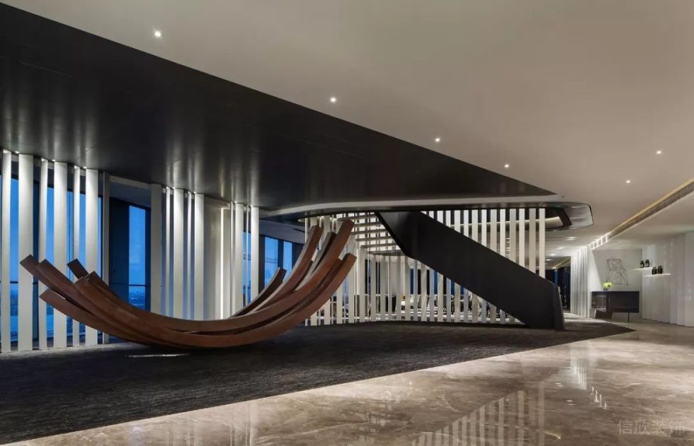 深圳福田中心商務(wù)大廈1300平方米黑白灰現(xiàn)代風辦公室裝修案例大堂陳設(shè)藝術(shù)品