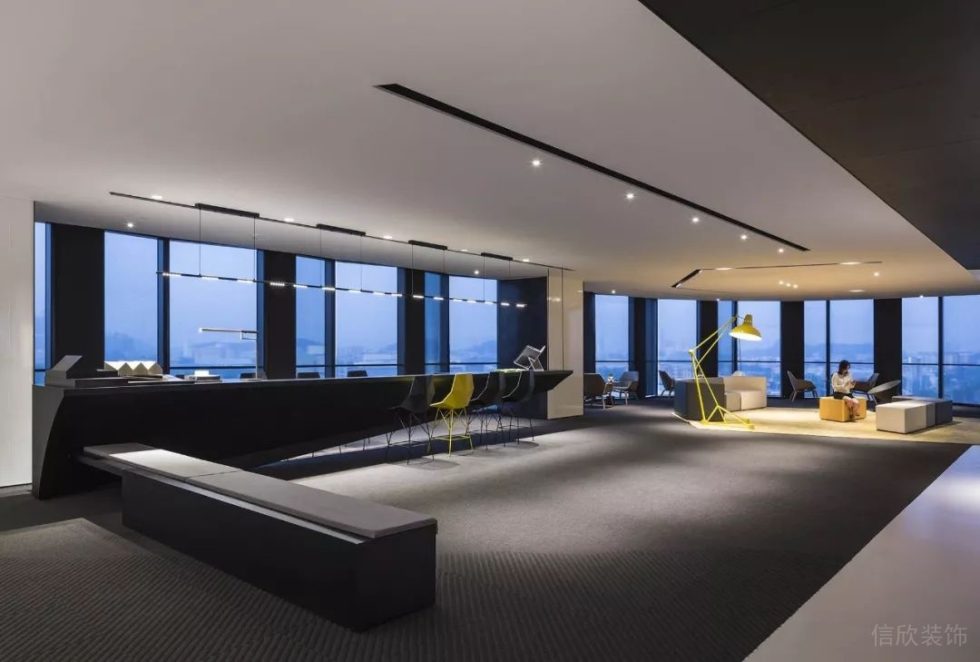 深圳福田中心商務(wù)大廈1300平方米黑白灰現(xiàn)代風辦公室裝修案例活動區(qū)水吧