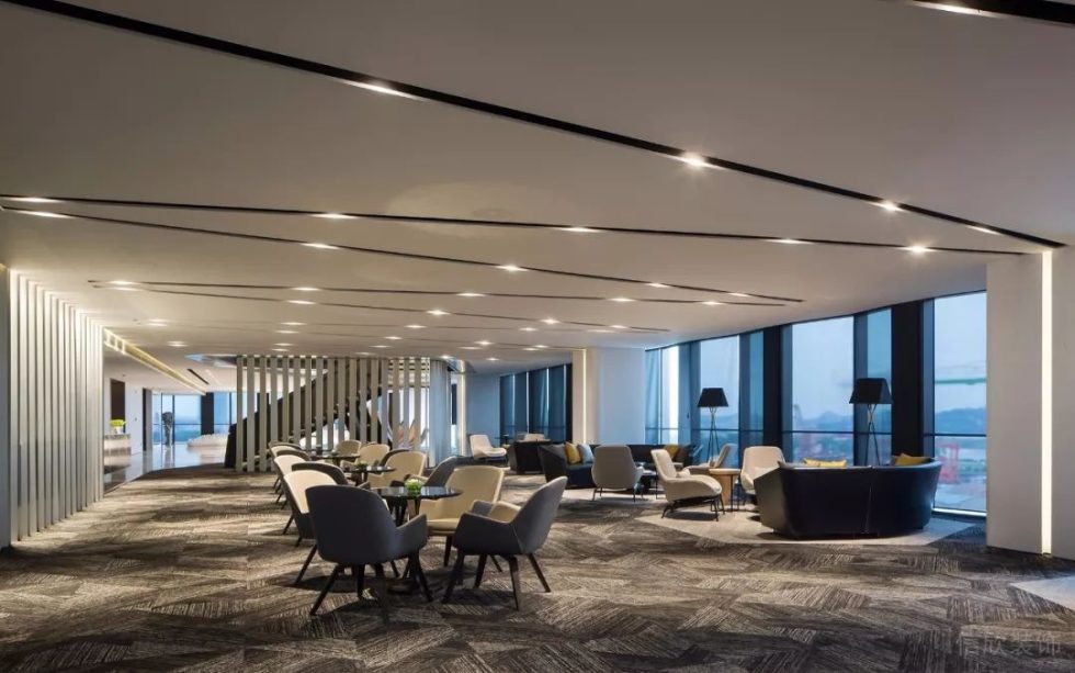 深圳福田中心商務(wù)大廈1300平方米黑白灰現(xiàn)代風辦公室裝修案例洽談廳