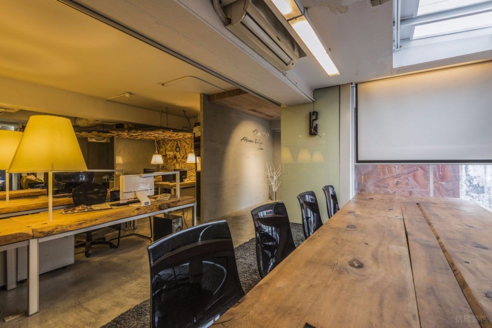 深圳龍崗凱騰大廈500平方米暖色調(diào)工業(yè)風(fēng)辦公室裝修案例開(kāi)放式會(huì)議區(qū)