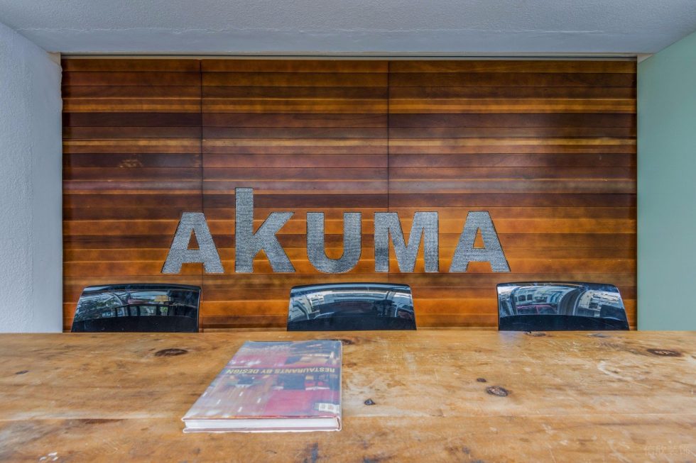 深圳龍崗凱騰大廈500平方米暖色調(diào)工業(yè)風(fēng)辦公室裝修案例商務(wù)洽談室木飾面背景墻