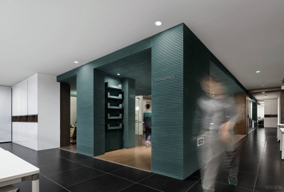 后現(xiàn)代工業(yè)風辦公室裝修案例工作區(qū)墨綠色線條格柵護墻板