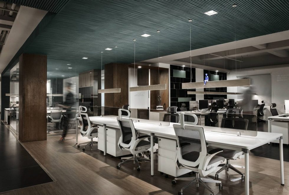 后現(xiàn)代工業(yè)風辦公室裝修案例工作區(qū)木紋線條吊燈