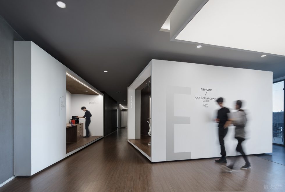 后現(xiàn)代工業(yè)風辦公室裝修案例過道