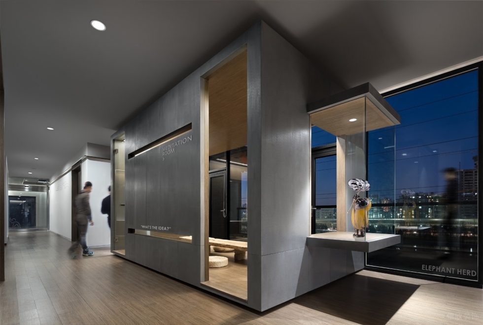 后現(xiàn)代工業(yè)風辦公室裝修案例過道藝術雕塑陳設品