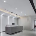 深圳龍華壹成環(huán)智中心1500平方米現(xiàn)代簡(jiǎn)約風(fēng)格辦公室裝修案例前臺(tái)接待區(qū)效果圖