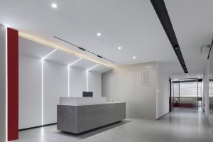 深圳龍華壹成環(huán)智中心1500平方米現(xiàn)代簡約風格辦公室裝修案例前臺接待區(qū)效果圖