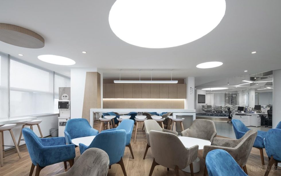 深圳龍華展滔科技大廈1600平方米現(xiàn)代科技風辦公室裝修案例茶水間