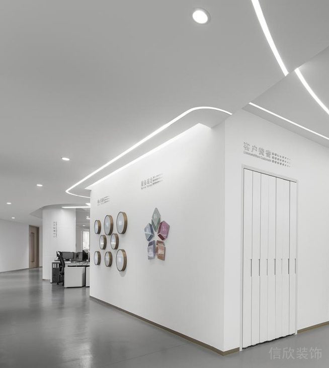 深圳龍華展滔科技大廈1600平方米現(xiàn)代科技風辦公室裝修案例企業(yè)文化展示背景墻