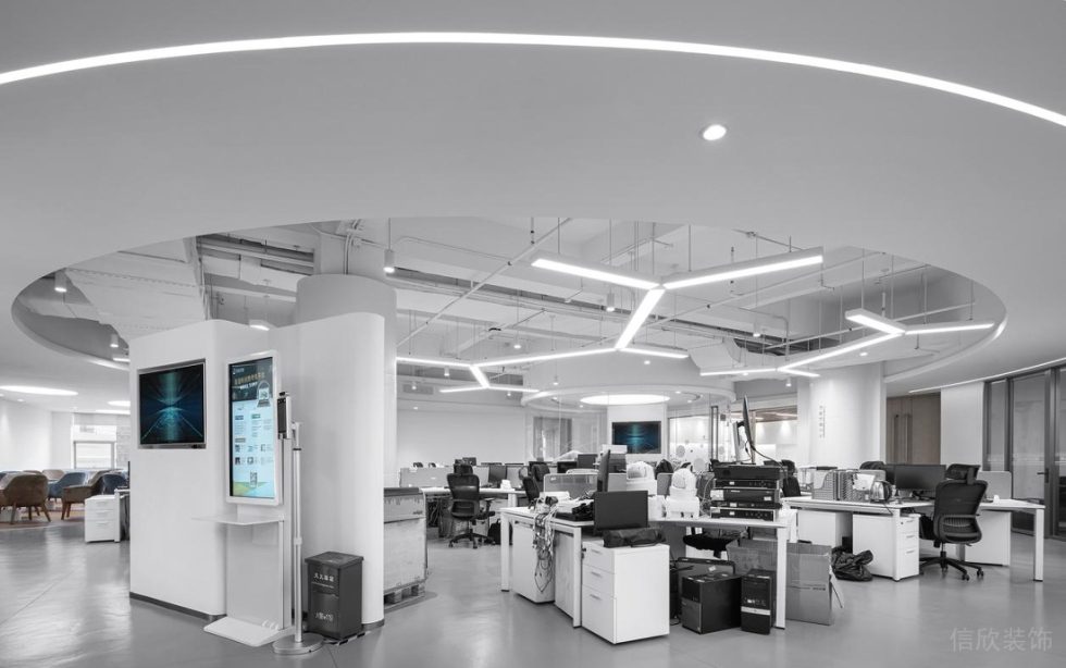 深圳龍華展滔科技大廈1600平方米現(xiàn)代科技風辦公室裝修案例辦公大廳