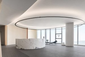 深圳南山華潤(rùn)置地大廈1000平方米后現(xiàn)代極簡(jiǎn)風(fēng)格辦公室裝修案例大堂效果圖