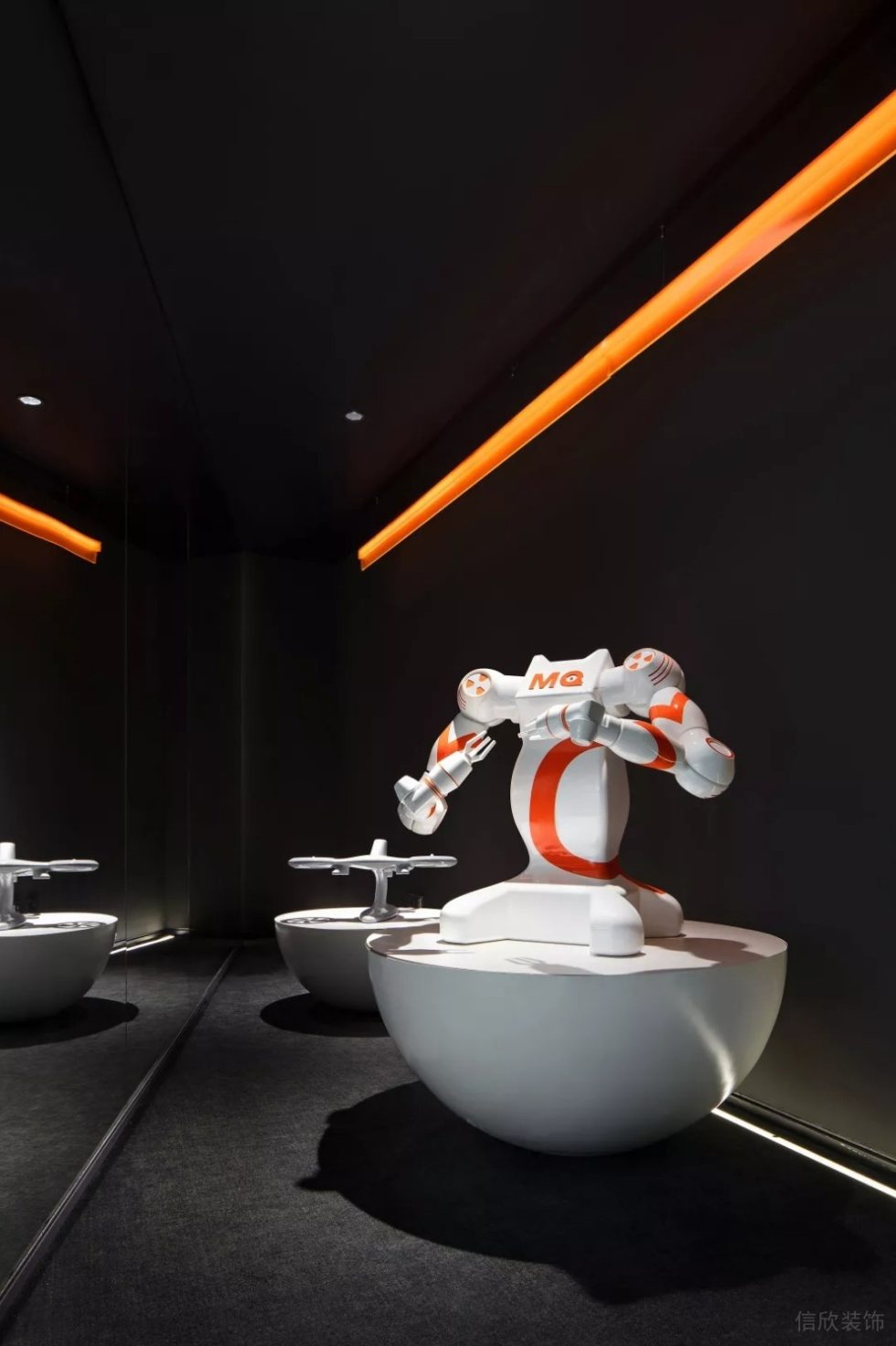 深圳南山同方信息港600平方米黑白灰色調(diào)現(xiàn)代科技風(fēng)公司裝修案例產(chǎn)品展示區(qū)