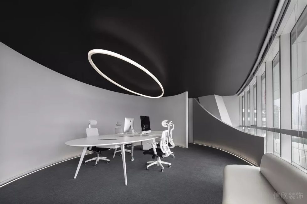 深圳南山同方信息港600平方米黑白灰色調(diào)現(xiàn)代科技風(fēng)公司裝修案例多媒體商務(wù)洽談室弧形墻面