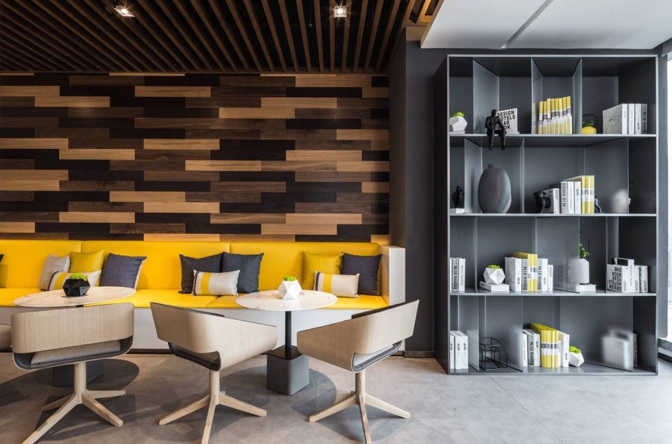 深圳南山香江金融中心300平方米現代工業(yè)風公司裝修案例休閑區(qū)灰色烤漆裝飾展示柜