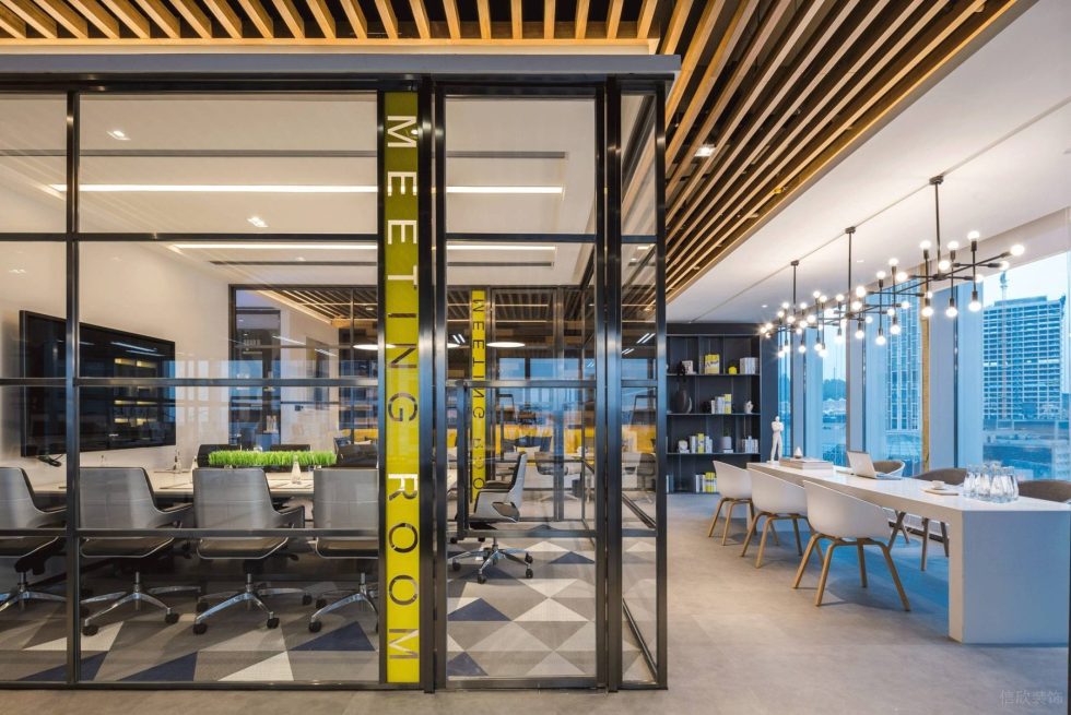 深圳南山香江金融中心300平方米現代工業(yè)風公司裝修案例黑色不銹鋼玻璃隔斷