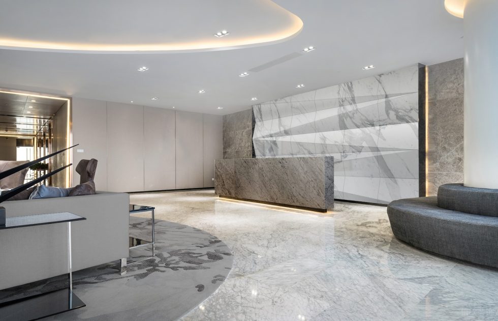 深圳南山振業(yè)國際商務中心800平方米現(xiàn)代輕奢風辦公室裝修案例大堂前臺接待區(qū) 深圳南山振業(yè)國際商務中心800平方米現(xiàn)代輕奢風辦公室裝修案例大堂前臺接待區(qū)