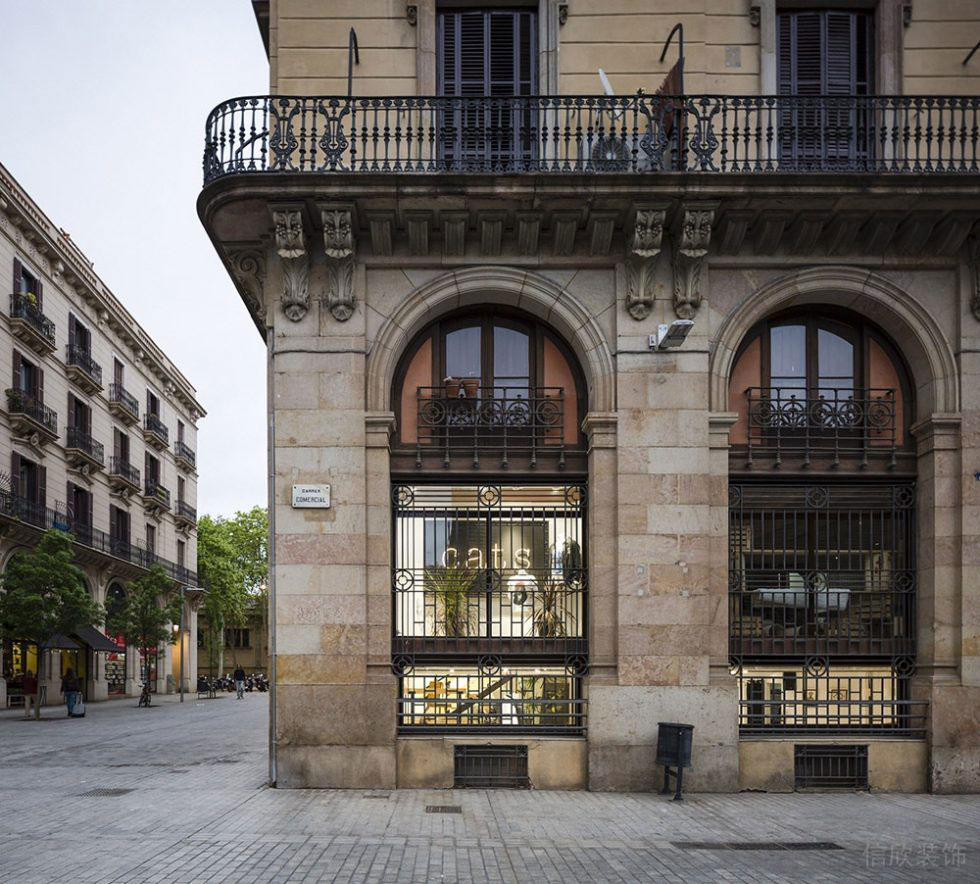 工業(yè)風(fēng)服裝店裝修外觀鐵藝窗戶設(shè)計(jì)