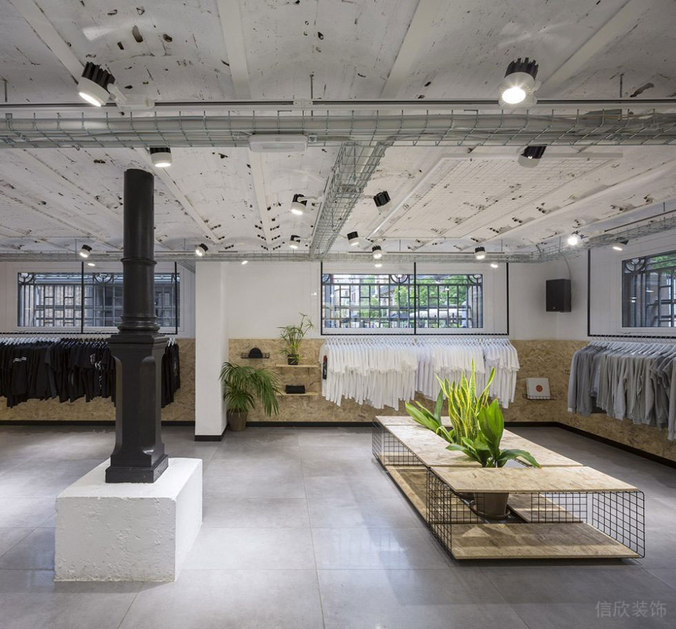 工業(yè)風(fēng)服裝店裝修中島矮柜綠植裝飾