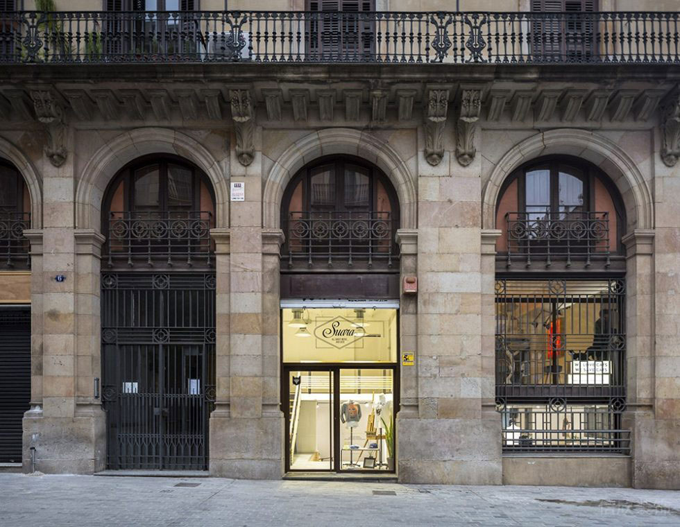 深圳市寶安區(qū)石巖巴塞羅那clap Studio的suara服裝店裝修設計外立面2