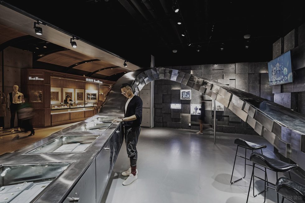 深圳市龍崗區(qū)觀瀾現(xiàn)代風(fēng)珠寶店裝修設(shè)計不銹鋼珠寶柜臺 深圳市龍崗區(qū)觀瀾現(xiàn)代風(fēng)珠寶店裝修設(shè)計不銹鋼珠寶柜臺